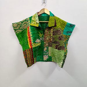 Top corto de patchwork de seda reciclada / Blusa acolchada Kantha floral, ropa bohemia indie para festivales