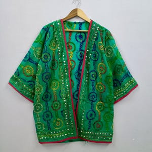 Grön Phulkari Spegel Arbetsjacka | Boho Broderad Kimono Etnisk Festivalkläder