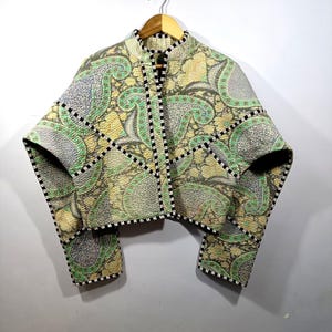 Chaqueta corta con colcha Kantha hecha a mano / Kimono bohemio con estampado de cachemira verde