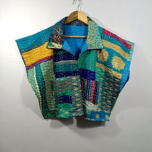 Top corto patchwork de seda hecho a mano / Blusa acolchada Kantha reciclada