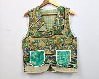 Omkeerbaar kantha-vest met bloemen: geüpcycled vintage gewatteerd sari-jack