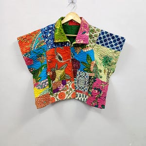 Haut en coton kantha rouge fabriqué à la main - Chemisier sari recyclé, floral bohème