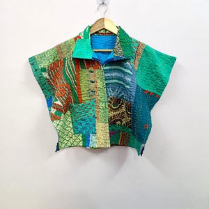 アップサイクルシルクパッチワーククロップトップ｜ボヘミアンカンタキルティングブラウス、フェスティバルスタイル