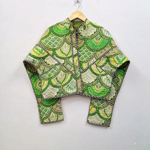 Chaqueta de algodón acolchada Kantha verde hecha a mano: abrigo reversible estilo boho patchwork.