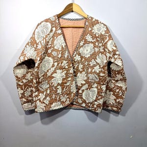 Veste en coton matelassé Kantha fait main - Imprimé floral bohème, boutonnage sur le devant, épaisseur légère.