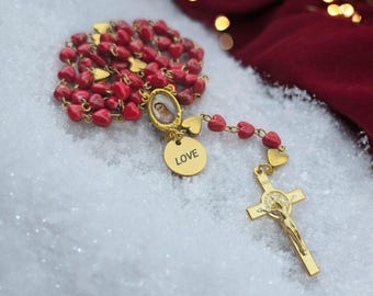 Elegante rosario con corazones rojos y dorados – Regalo personalizado para ella, regalo de Navidad