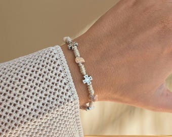 Ręcznie robiona bransoletka z Medjugorje | Kamień z Góry Objawień i medalion z krzyżem