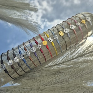 Handgefertigtes Armband mit Heiliger Medaille: Verstellbare Schnur, Heilige und Farbe auswählen