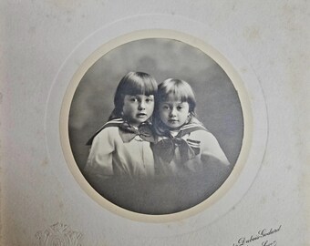 Antica fotografia francese in formato cabinet card – Due bambini in abiti da marinaio – Dubois Godard Granville – c.1910 Ritratto vittoriano