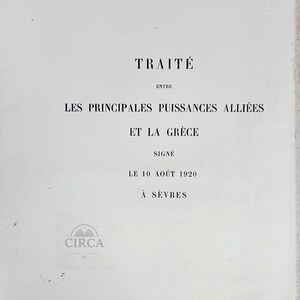Może przedstawiać: Stary dokument z tytułem "TRAITÉ" pogrubioną czcionką, wyśrodkowanym u góry. Poniżej tekst "ENTRE LES PRINCIPALES PUISSANCES ALLIÉES ET LA GRÈCE" i "SIGNÉ LE 10 AOÛT 1920 À SÈVRES". Na dole logo "CIRCA".