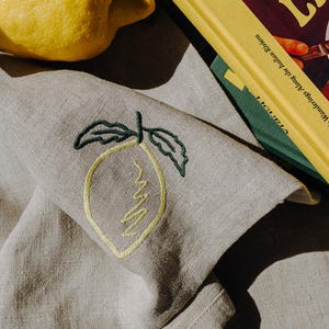 Linen napkins embroidered with lemons – made in Portugal.