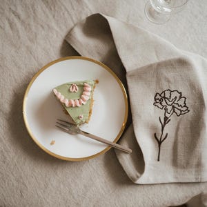 Napkin with embroidery made of 100% linen - with carnation motif