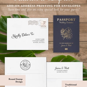 Pu&ograve; includere: Due modelli di buste per inviti di nozze. Il primo modello &egrave; un timbro rotondo con un design a foglia tropicale e il testo "Jaime & Matt" e "1100 Main Street, Austin, TX 78745". Il secondo modello &egrave; una busta tradizionale con il testo "PASSAPORTO Invito di nozze" e "AL MATRIMONIO DI Jaime & Matt".
