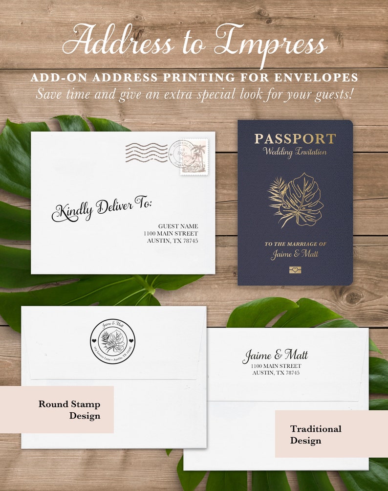 Pu&ograve; includere: Due modelli di buste per inviti di nozze. Il primo modello &egrave; un timbro rotondo con un design a foglia tropicale e il testo "Jaime & Matt" e "1100 Main Street, Austin, TX 78745". Il secondo modello &egrave; una busta tradizionale con il testo "PASSAPORTO Invito di nozze" e "AL MATRIMONIO DI Jaime & Matt".