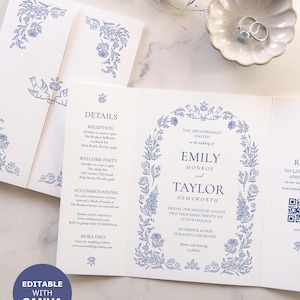 Può includere: Invito di nozze con design floreale blu. L'invito a tre ante include dettagli, festa di benvenuto e informazioni sull'alloggio. L'invito include i nomi di Emily Monroe e Taylor Hemsworth e la data del matrimonio.