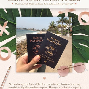 Pu&ograve; includere: Due inviti neri in stile passaporto con dettagli dorati e disegni di palme. Il testo "Wedding Passport" &egrave; stampato sul davanti di ogni invito. Il testo "To the marriage of Joanny & Garthlette" &egrave; stampato sul davanti di un invito.