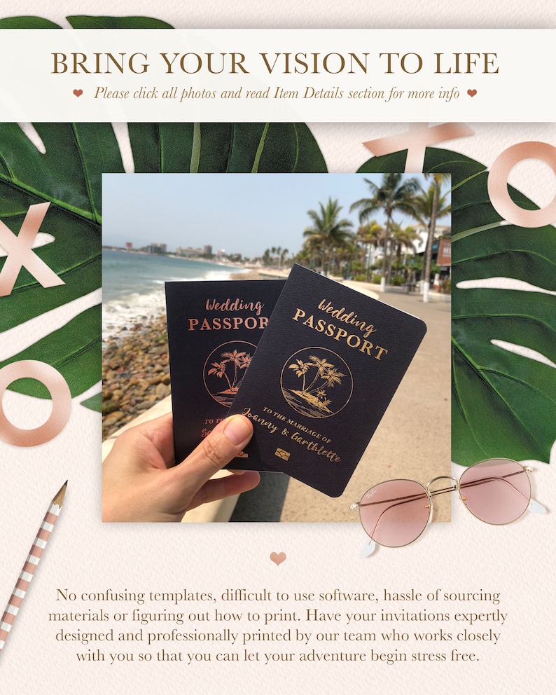 Pu&ograve; includere: Due inviti neri in stile passaporto con dettagli dorati e disegni di palme. Il testo "Wedding Passport" &egrave; stampato sul davanti di ogni invito. Il testo "To the marriage of Joanny & Garthlette" &egrave; stampato sul davanti di un invito.