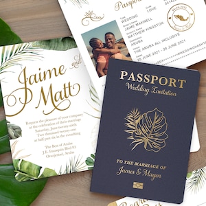 Pu&ograve; includere: Un invito di nozze in forma di passaporto con un design a foglia tropicale. L'invito recita "Passport Wedding Invitation" e "To the marriage of James & Magen".
