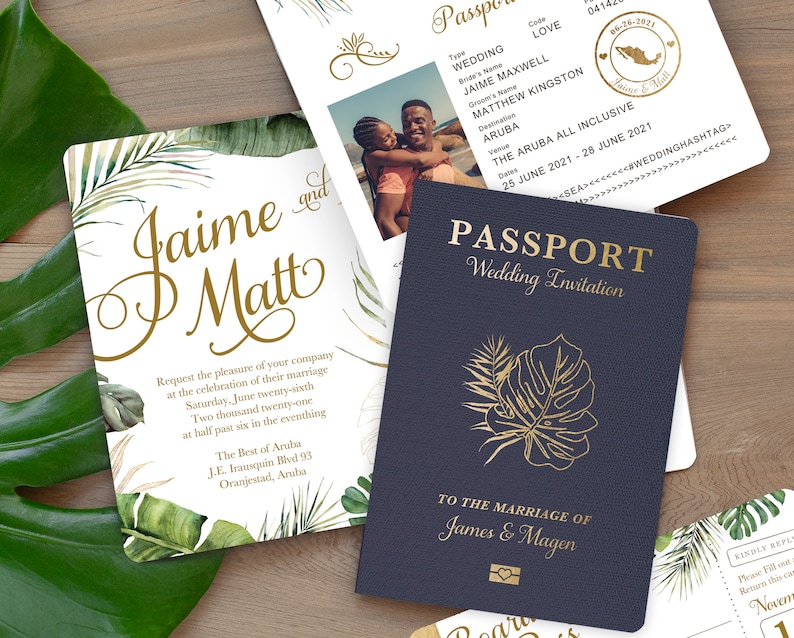 Pu&ograve; includere: Un invito di nozze in forma di passaporto con un design a foglia tropicale. L'invito recita "Passport Wedding Invitation" e "To the marriage of James & Magen".