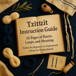 Pode incluir: Um livro aberto intitulado "Tzittzit Instruction Guide" com texto sobre nós e laços. O livro é cercado por carretéis de fio, cordas amarradas e uma pequena lâmpada a óleo. A paleta de cores é quente, com tons bege, azul marinho e creme.
