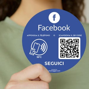 Può includere: Un cartello circolare blu con il logo di Facebook e la parola "Facebook" in bianco. Il cartello include anche un codice QR, il simbolo NFC e la parola "SEGUICI".