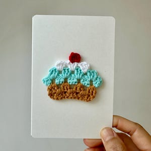 Handgemachte gehäkelte Geburtstagskarte | Personalisierte Nachrichtenoption | Niedliches Cupcake Design | 14,3x9,5 cm mit Umschlag | Garn Grußkarte