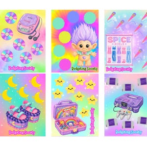Puede incluir: Un conjunto de seis hojas de pegatinas coloridas con temas nostálgicos de los 90, incluyendo un reproductor de CD rosa, un muñeco troll, trajes de las Spice Girls, sandalias de plataforma, una lonchera Rainbow Brite y una consola de juegos.