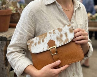 Bolso bandolera de piel de vacuno con hebilla, solapa asimétrica repujada, correa ajustable / Bolso de mujer