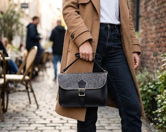 Bolso bandolera de piel de vacuno con hebilla, solapa asimétrica repujada, correa ajustable / Bolso de mujer