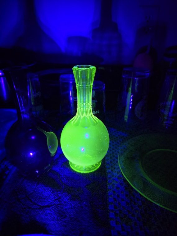 ウランガラスの花瓶 大正ロマン溢れるアンティーク花瓶 ウランガラス製