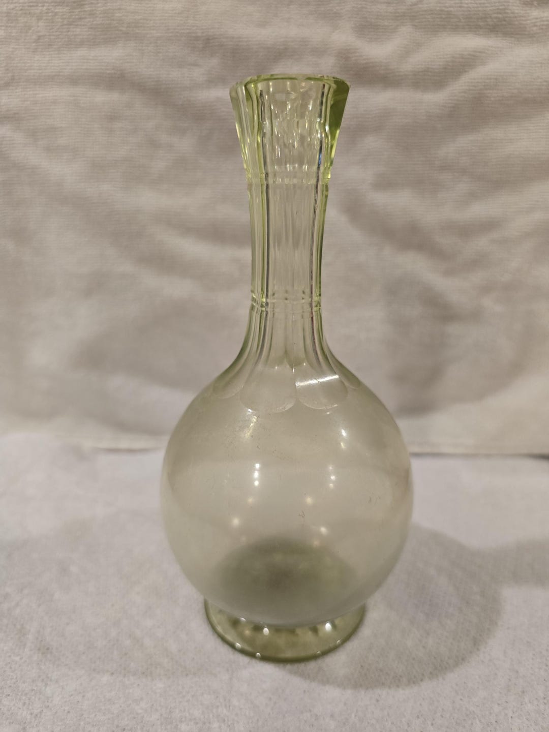 アンティーク ウランガラス 7インチ ボトル花瓶 1900年代初頭 グリーン