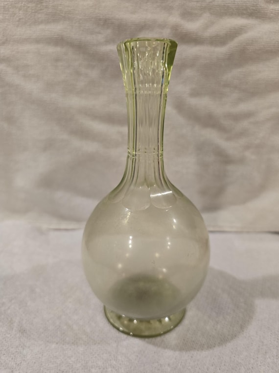 ウランガラスの花瓶 アンティーク ウランガラス 7インチ ボトル花瓶 1900年代初頭 グリーン
