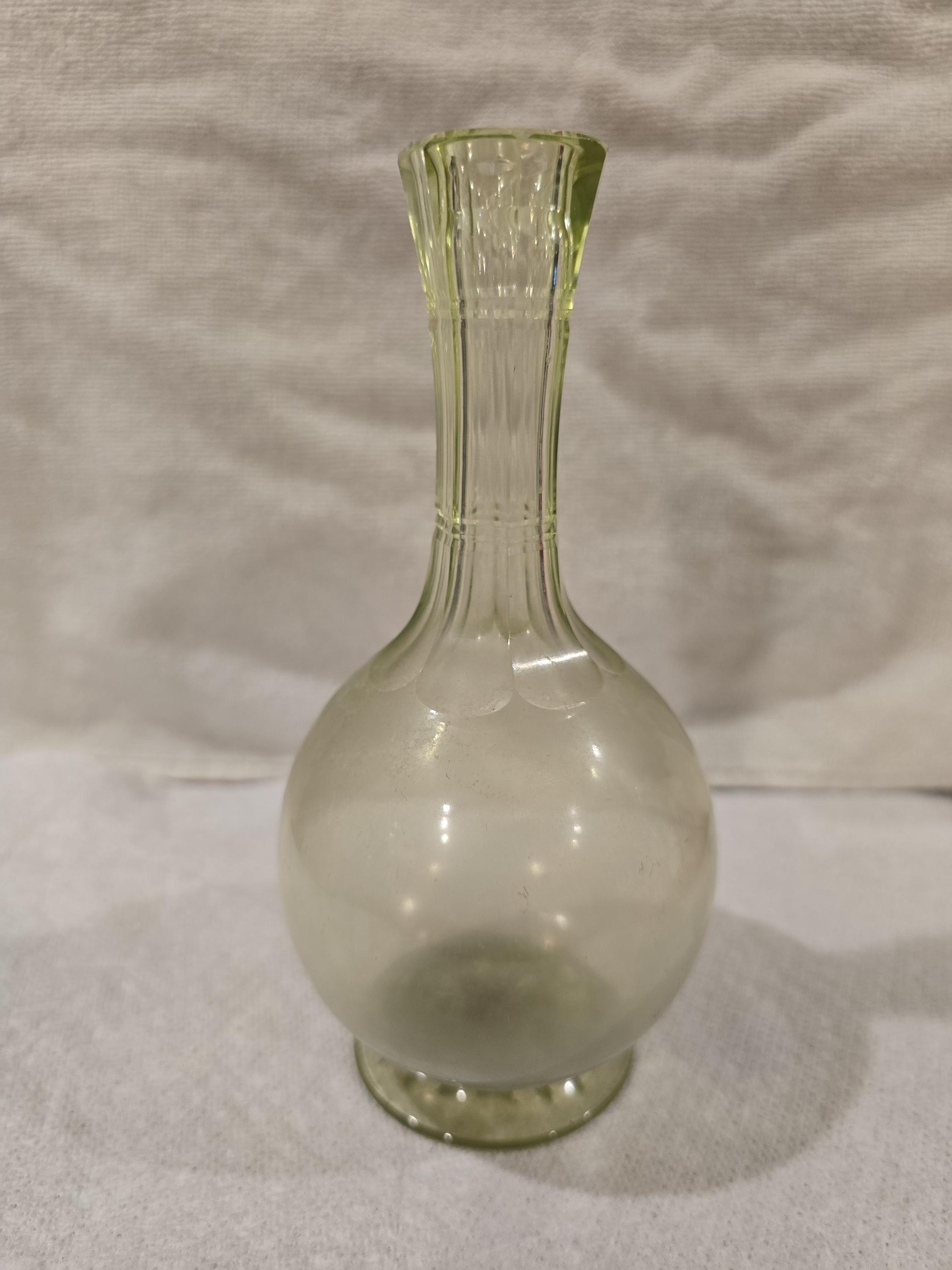 ウランガラスの花瓶 ウランガラス フラワーベース 緑の花瓶 オブジェ