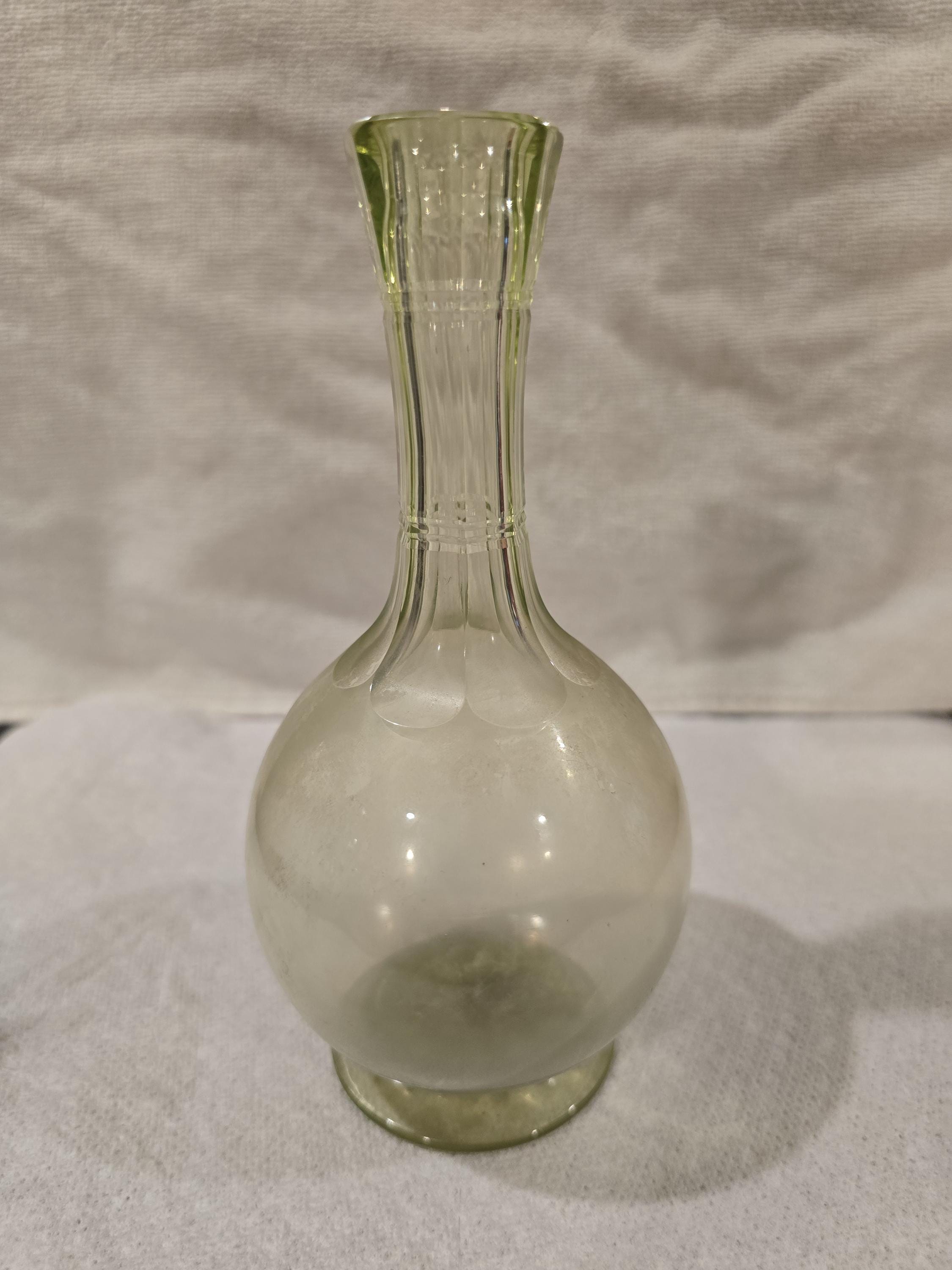 アンティーク ウランガラス 7インチ ボトル花瓶 1900年代初頭 グリーン