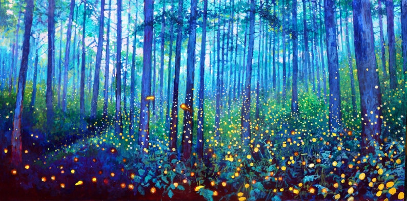 Puede incluir: Una pintura et&eacute;rea de una escena de bosque. Altos y delgados &aacute;rboles con troncos azulados se alzan hacia la parte superior del marco. El suelo del bosque est&aacute; iluminado por luces amarillas brillantes, creando una atm&oacute;sfera m&aacute;gica.