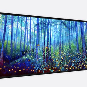 Puede incluir: Una impresi&oacute;n art&iacute;stica enmarcada que representa una escena de bosque. Altos y esbeltos &aacute;rboles en tonos azules y verdes dominan la composici&oacute;n. El suelo del bosque est&aacute; iluminado con luces amarillas brillantes, creando una atm&oacute;sfera m&aacute;gica.