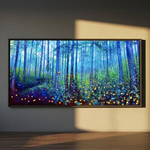 Puede incluir: Una impresi&oacute;n art&iacute;stica enmarcada que representa una escena de bosque con &aacute;rboles altos y esbeltos en tonos azules y verdes. La obra presenta un sotobosque luminoso con reflejos amarillos y naranjas, creando una atm&oacute;sfera m&aacute;gica. El marco es oscuro.