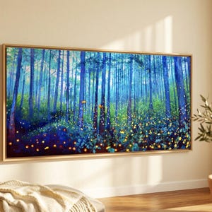 Puede incluir: Una gran obra de arte en lienzo enmarcada que representa una escena de bosque con altos &aacute;rboles azules y un camino de luces amarillas brillantes. La obra de arte est&aacute; montada en una pared de color claro, con una planta en maceta en primer plano.