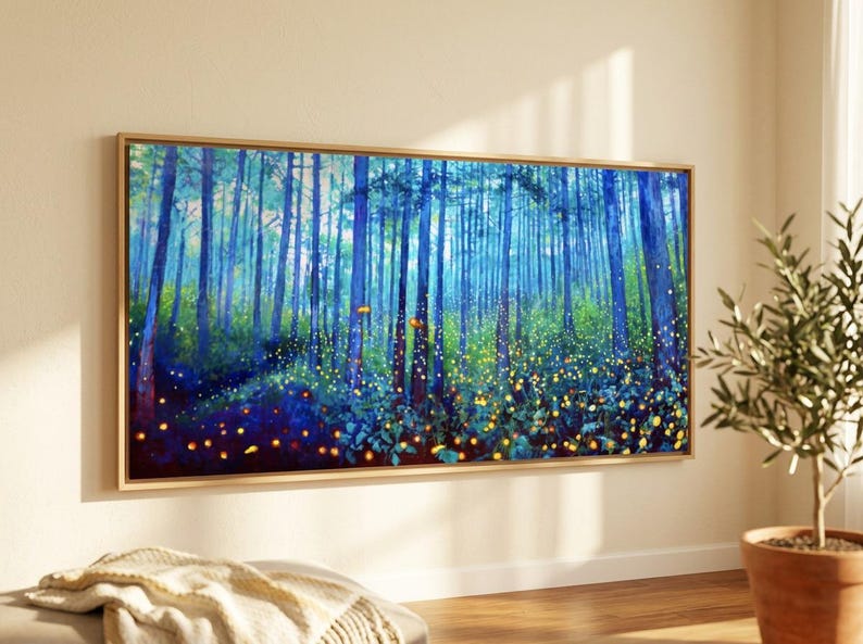 Puede incluir: Una gran obra de arte en lienzo enmarcada que representa una escena de bosque con altos &aacute;rboles azules y un camino de luces amarillas brillantes. La obra de arte est&aacute; montada en una pared de color claro, con una planta en maceta en primer plano.