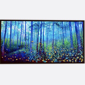 Puede incluir: Impresi&oacute;n art&iacute;stica enmarcada que representa una escena de bosque con &aacute;rboles altos y tonos azules. El suelo del bosque est&aacute; iluminado con luces amarillas y naranjas, creando una atm&oacute;sfera m&aacute;gica. La obra est&aacute; enmarcada en un borde marr&oacute;n oscuro.