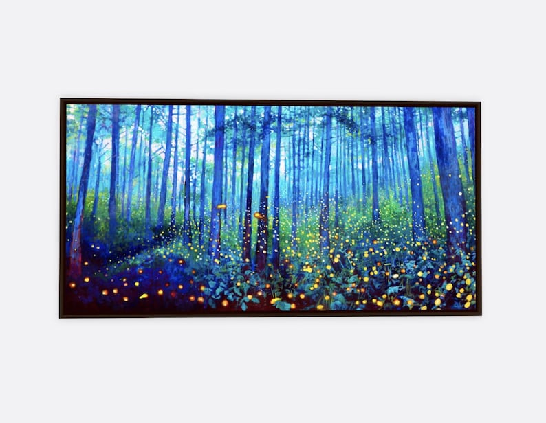 Puede incluir: Impresi&oacute;n art&iacute;stica enmarcada que representa una escena de bosque con &aacute;rboles altos y tonos azules. El suelo del bosque est&aacute; iluminado con luces amarillas y naranjas, creando una atm&oacute;sfera m&aacute;gica. La obra est&aacute; enmarcada en un borde marr&oacute;n oscuro.