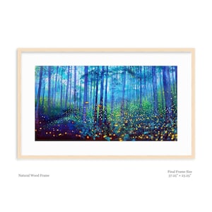 Puede incluir: Una impresi&oacute;n art&iacute;stica enmarcada de una escena de bosque. La obra representa &aacute;rboles altos y delgados en tonos azules y verdes, con luces amarillas y naranjas en el suelo del bosque. El marco es de madera natural, y mide 94.6 cm x 59.1 cm.