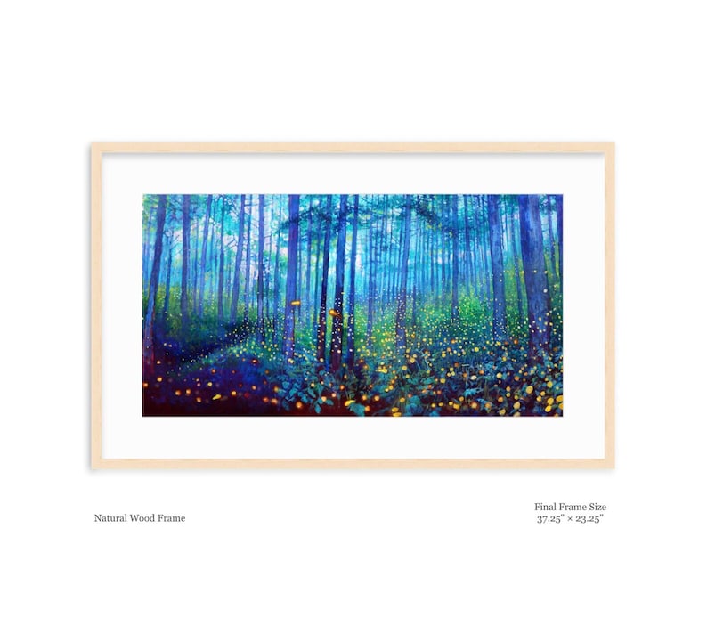 Puede incluir: Una impresi&oacute;n art&iacute;stica enmarcada de una escena de bosque. La obra representa &aacute;rboles altos y delgados en tonos azules y verdes, con luces amarillas y naranjas en el suelo del bosque. El marco es de madera natural, y mide 94.6 cm x 59.1 cm.
