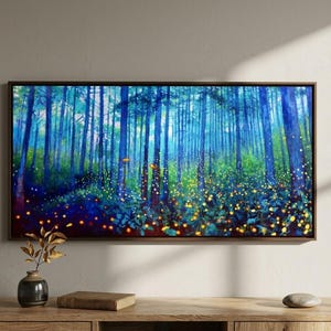 Puede incluir: Una impresi&oacute;n art&iacute;stica enmarcada que representa una vibrante escena forestal. La obra presenta &aacute;rboles altos de tonos azules con un camino que conduce a la distancia. El suelo del bosque est&aacute; iluminado con luces amarillas y naranjas brillantes.