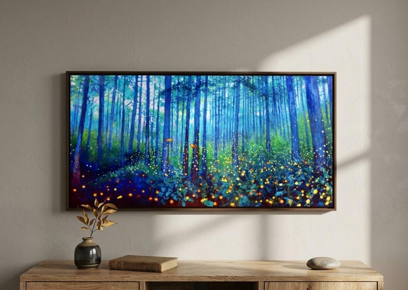 Puede incluir: Una impresi&oacute;n art&iacute;stica enmarcada que representa una vibrante escena forestal. La obra presenta &aacute;rboles altos de tonos azules con un camino que conduce a la distancia. El suelo del bosque est&aacute; iluminado con luces amarillas y naranjas brillantes.