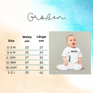 May include: A baby wearing a white t-shirt and pants, with a size chart showing measurements in centimeters. The chart includes sizes from 0-3 months to 2-3 years, with corresponding width and length measurements. The word "Gr&ouml;&szlig;en" is at the top.