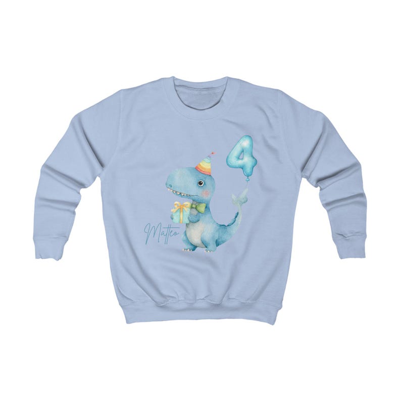 Puede incluir: Sudadera azul claro con una ilustraci&oacute;n de acuarela de un dinosaurio azul con un gorro de fiesta y un regalo. Un globo con el n&uacute;mero 4 flota cerca. El nombre "Matteo" est&aacute; escrito en cursiva debajo del dinosaurio.