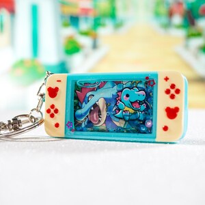Porte clé SHAKER Switch Kaiminus fait main en Résine et fond carte Pokémon | Keychain resin art Totodile