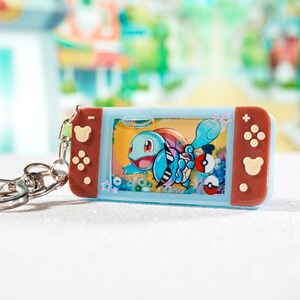 Porte clé SHAKER Switch Carapuce fait main en Résine et fond carte Pokémon | Keychain resin art Squirtle