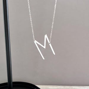 Collar con inicial grande en plata, colgante personalizado con letra • Collar con alfabeto extragrande • Joyería personalizada con inicial grande • Regalo chapado en rodio